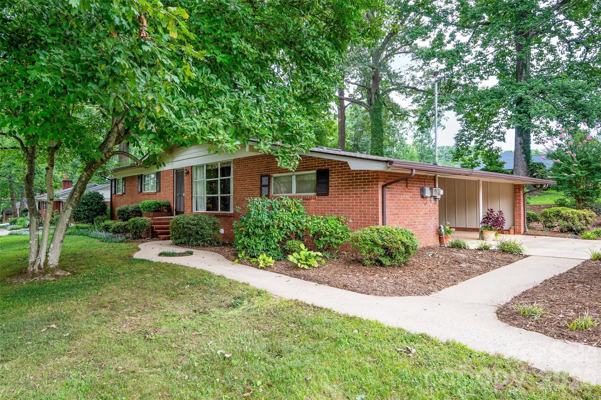 827 23rd Avenue Ne, Hickory, NC 28601 Main Photo