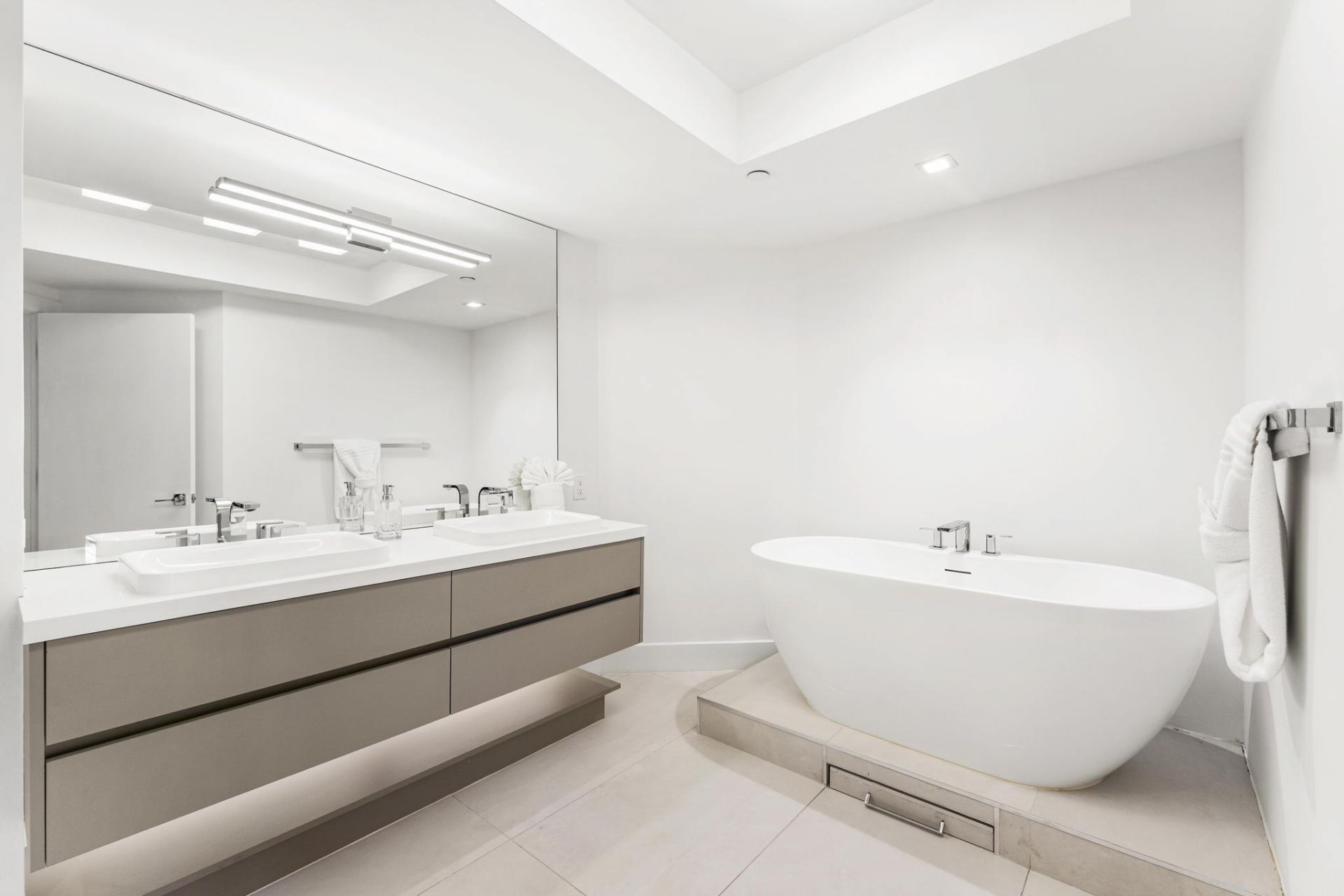 2000 Island Boulevard, Unit 903, Aventura, FL 33160 Photo