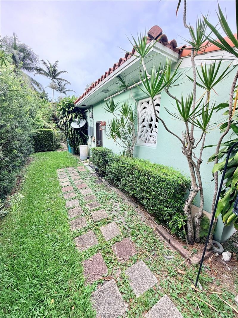 951 NE 115th St, Biscayne Park, FL 33161 Photo