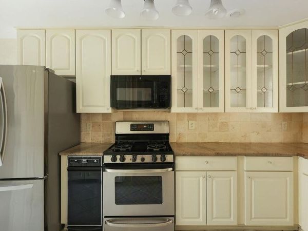 851 Princeton Ct, Branchburg, NJ 08853