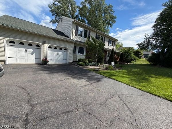 73 S Hillside Ave, Roxbury, NJ 07876