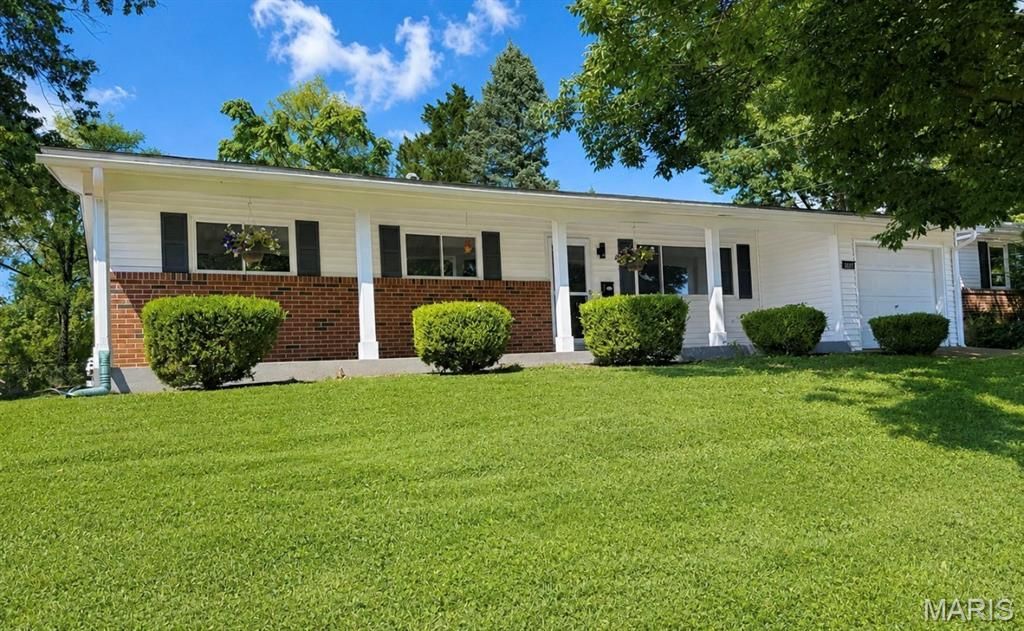 3275 Tom Sawyer Drive, Florissant, MO 63033 Main Photo