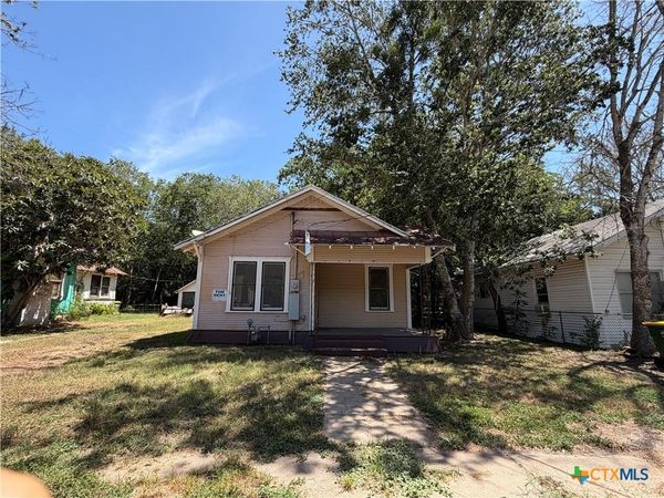 112 Darst Street , Gonzales, TX 78629