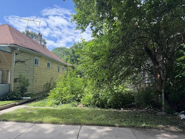 8032 S MANISTEE Avenue, Chicago, IL 60617