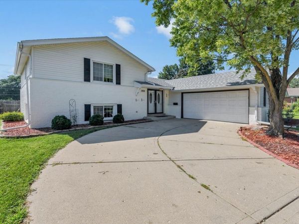 1719 W Lexington Drive , Arlington Heights, IL 60004