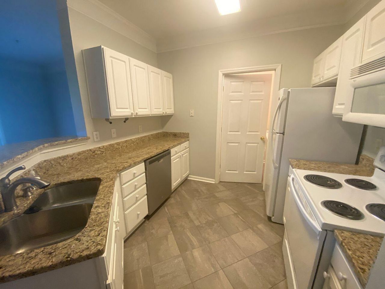 1525 Cambridge Lakes Drive Photo 9