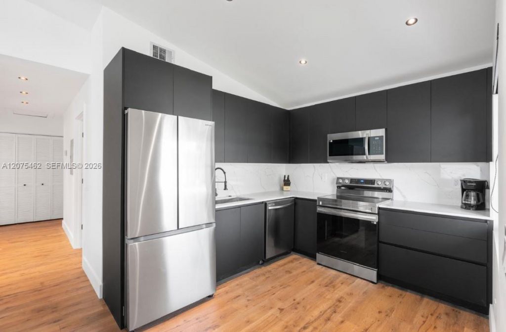 309 SE 3rd Ave , Unit 309, Hallandale Beach, FL 33009 Photo