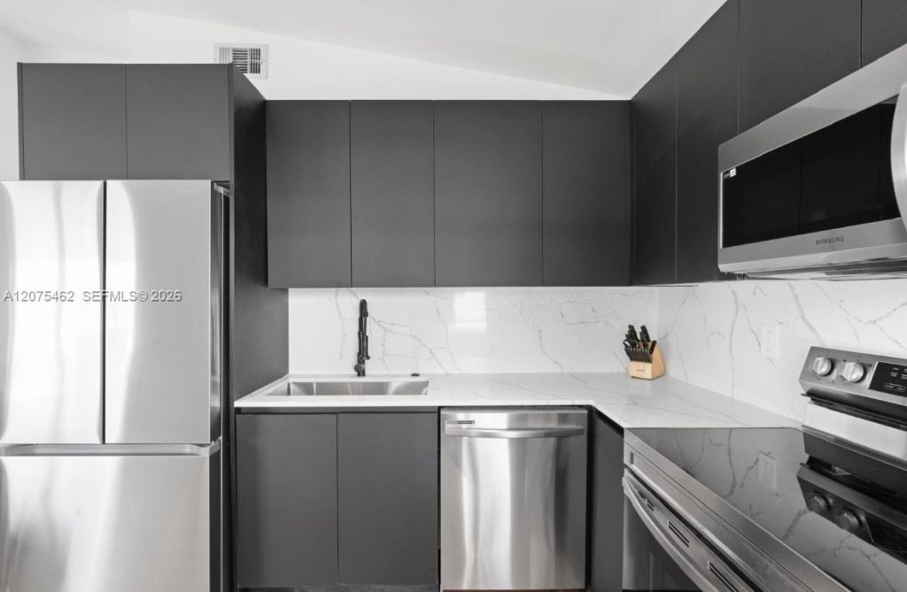 309 SE 3rd Ave , Unit 309, Hallandale Beach, FL 33009 Photo