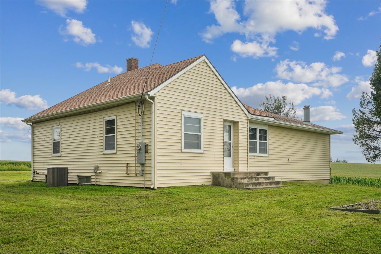 1056 W Ave, Norway, IA 52318 Main Photo