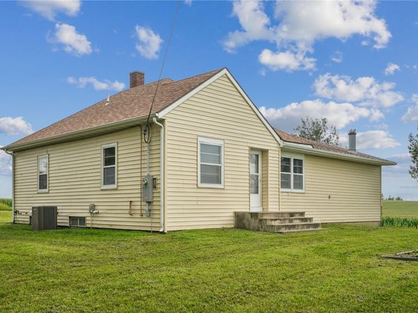 1056 W Ave , Norway, IA 52318