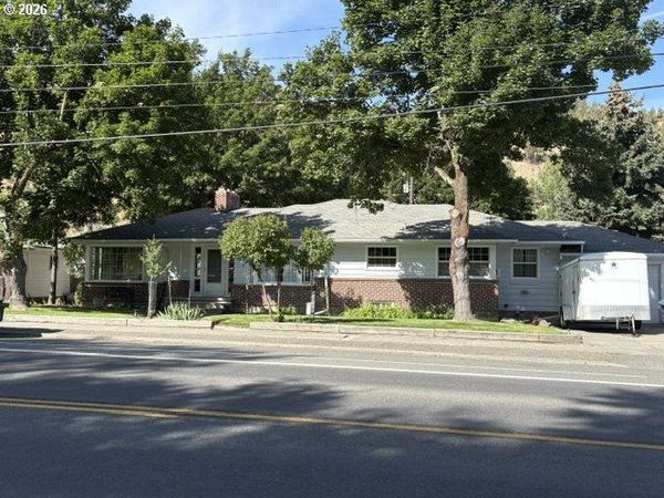 403 S CANYON BLVD, John Day, OR 97845