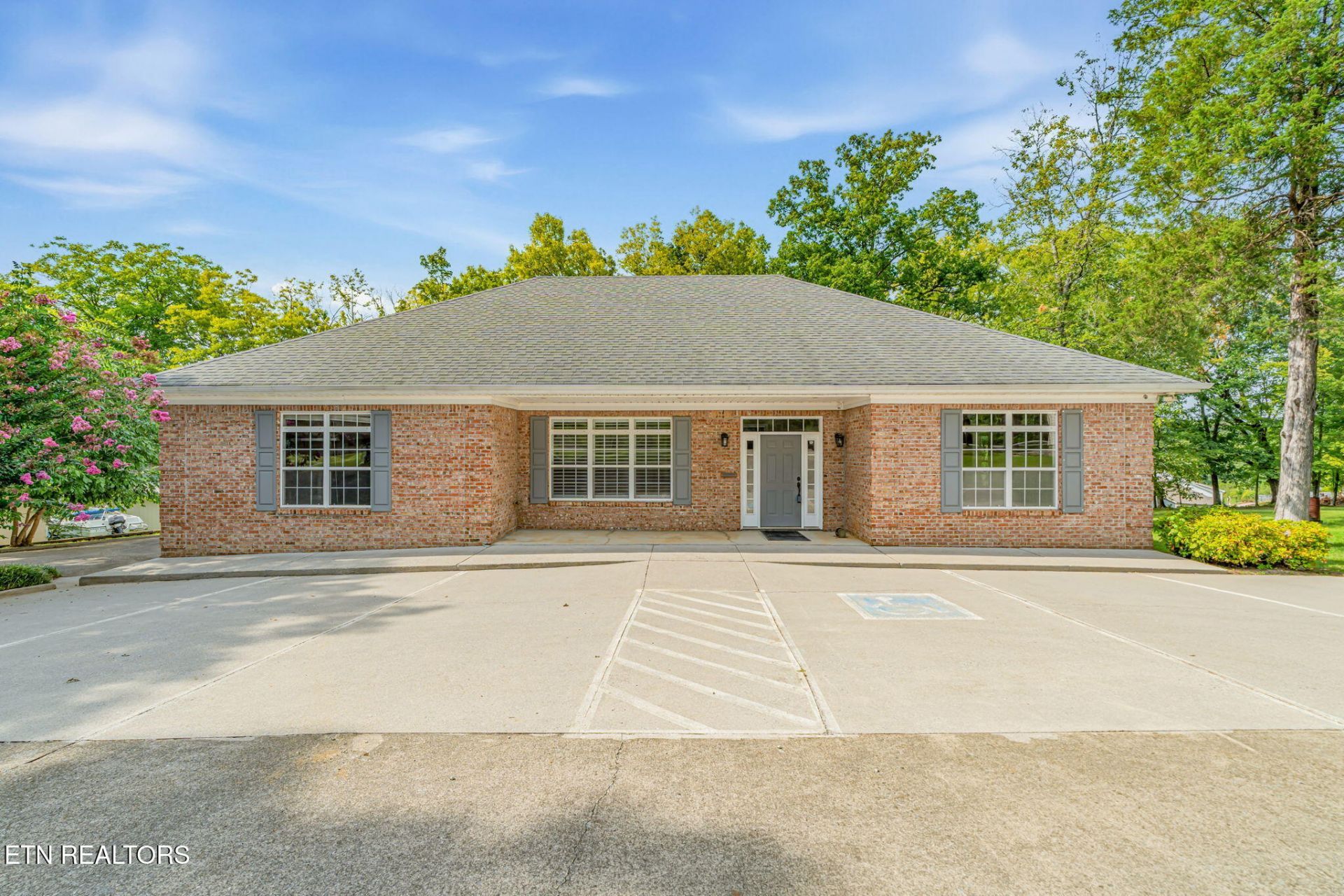 6875 Lakeview Rd Lenoir City, TN 37772
