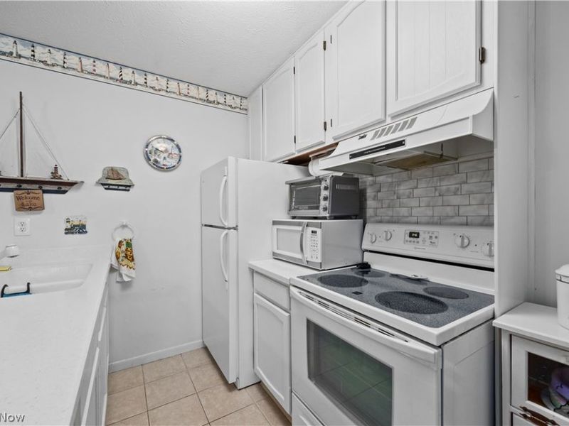 216 W Lakeshore Drive, Unit E, Port Clinton, OH 43452 Photo 16