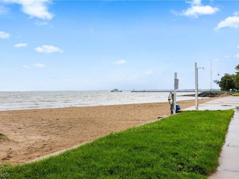 216 W Lakeshore Drive, Unit E, Port Clinton, OH 43452 Photo 3