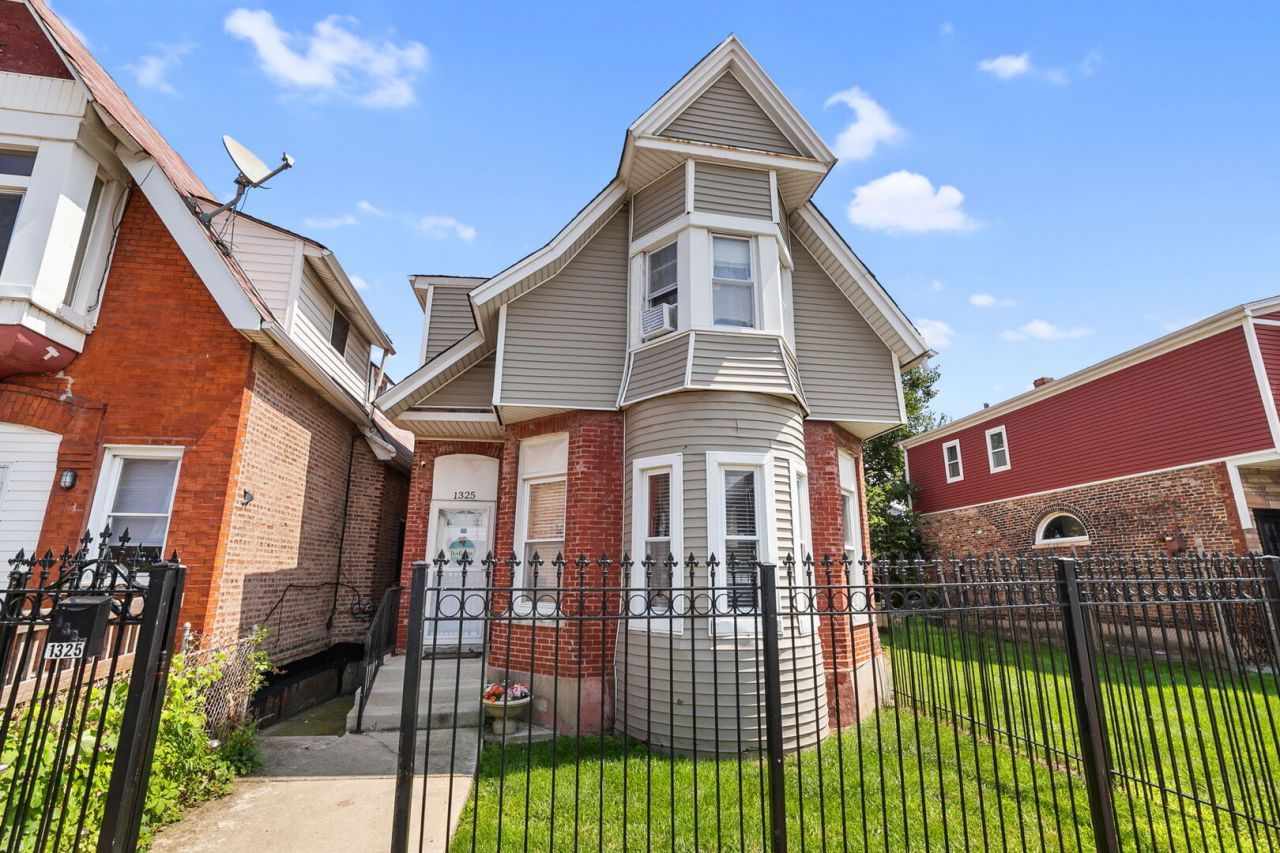 1325 S Claremont Avenue, Chicago, IL 60608 Main Photo