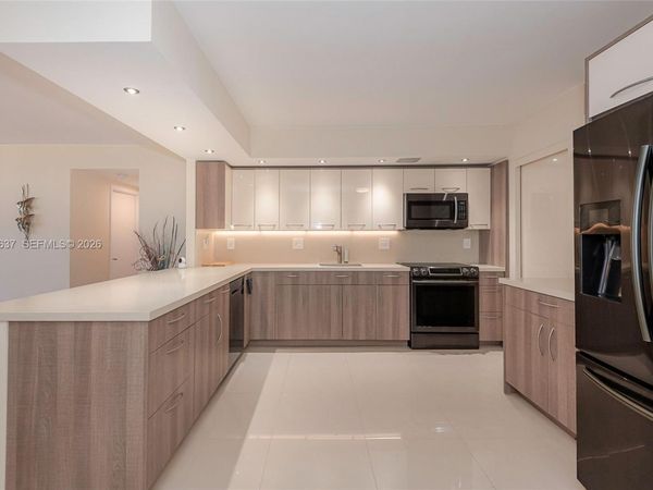 600 Three Islands Blvd , Unit 521, Hallandale Beach, FL 33009