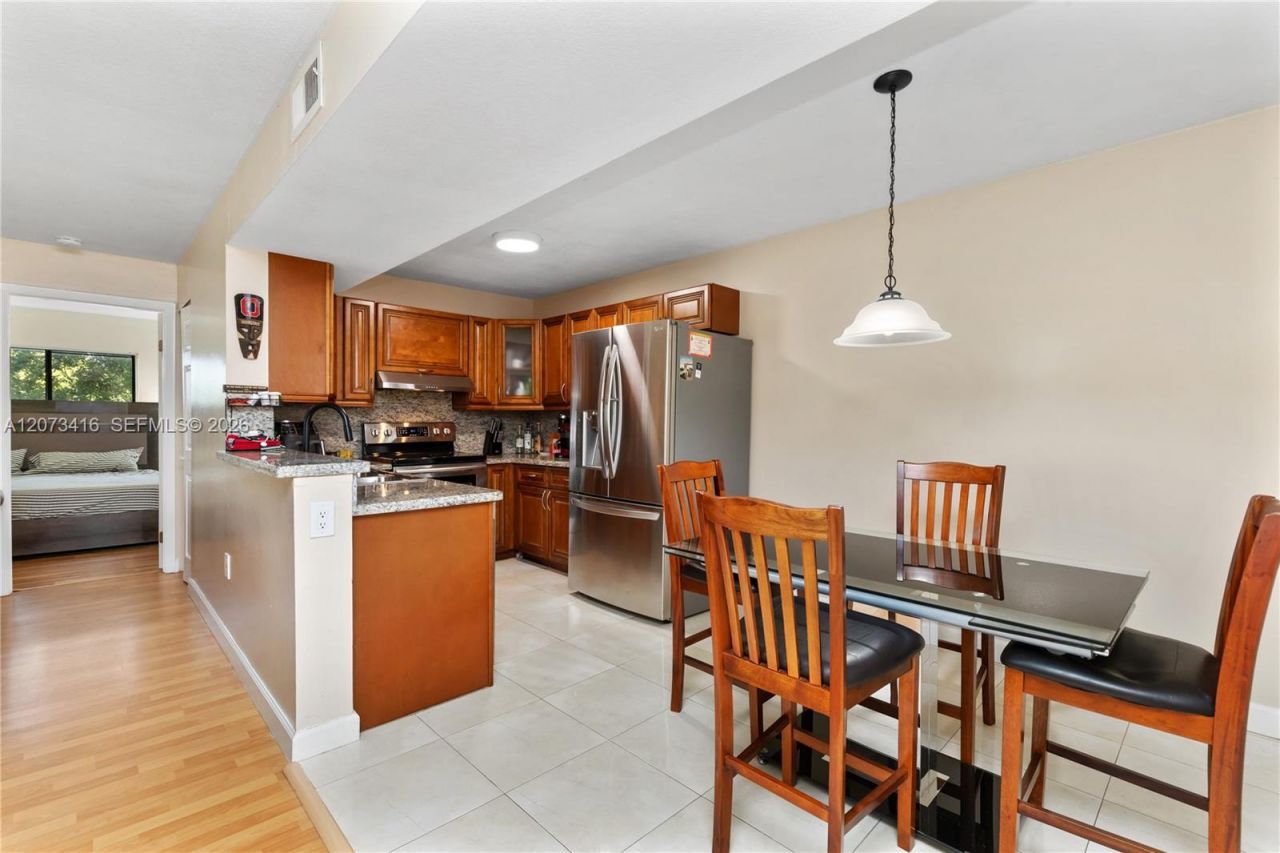 400 Palm Cir W , Unit 208, Pembroke Pines, FL 33025 Photo