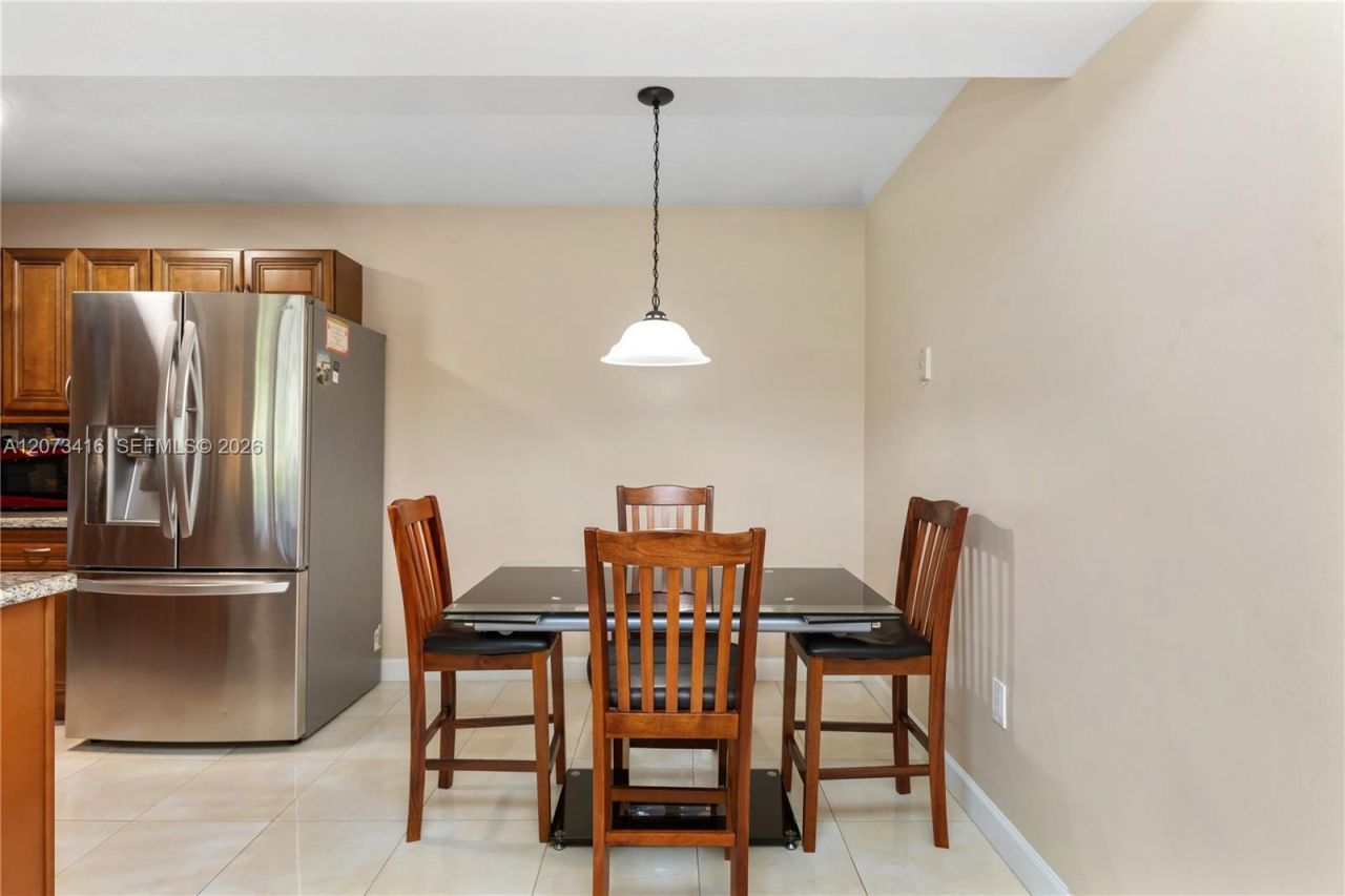 400 Palm Cir W , Unit 208, Pembroke Pines, FL 33025 Photo