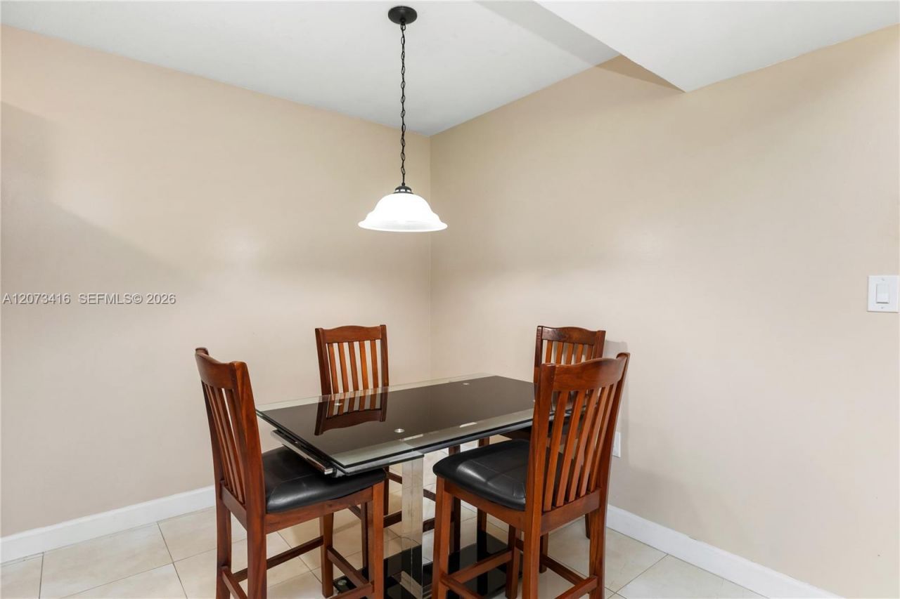 400 Palm Cir W , Unit 208, Pembroke Pines, FL 33025 Photo