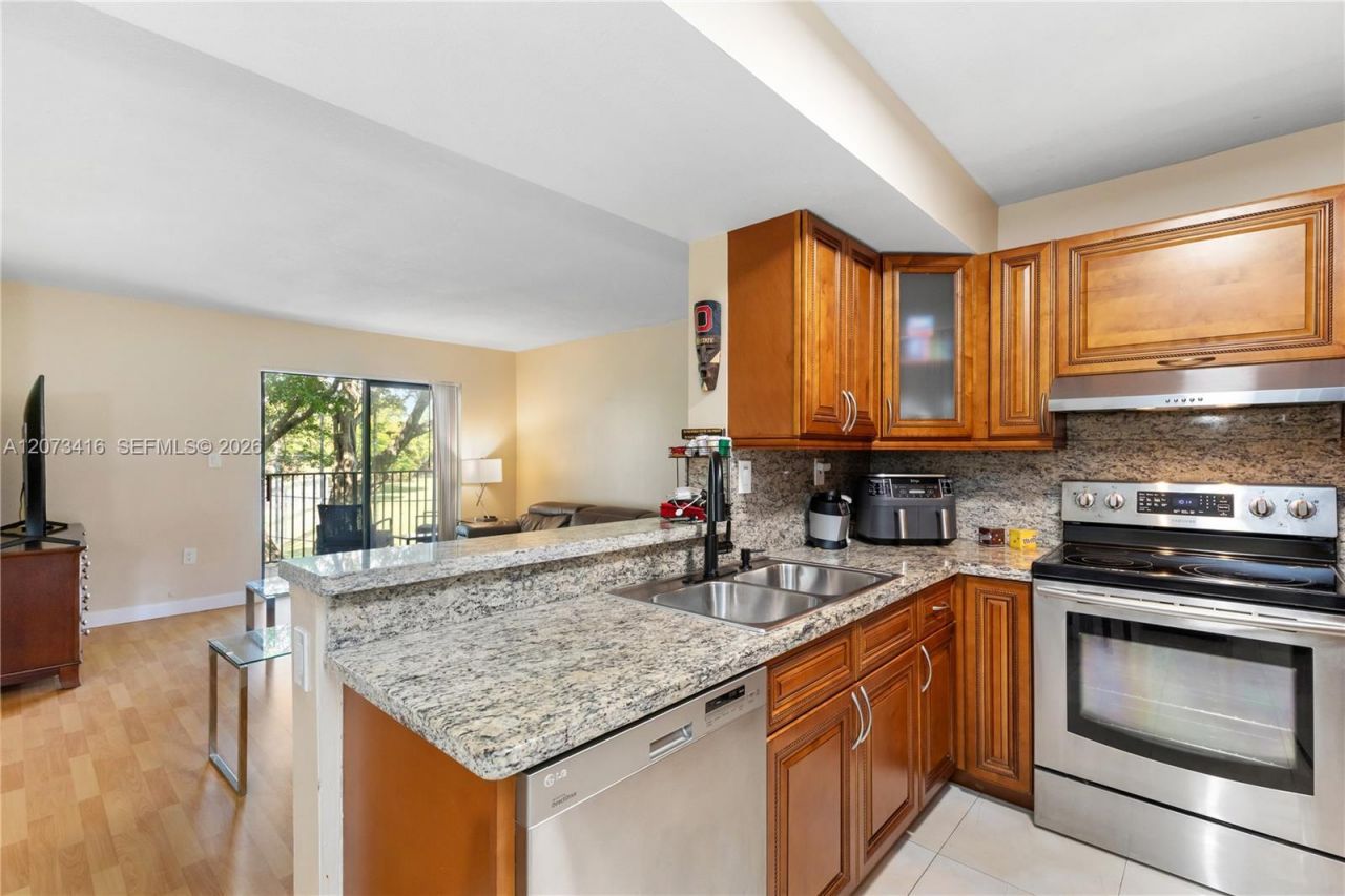 400 Palm Cir W , Unit 208, Pembroke Pines, FL 33025 Photo