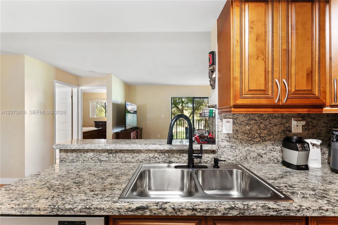 400 Palm Cir W , Unit 208, Pembroke Pines, FL 33025 Photo