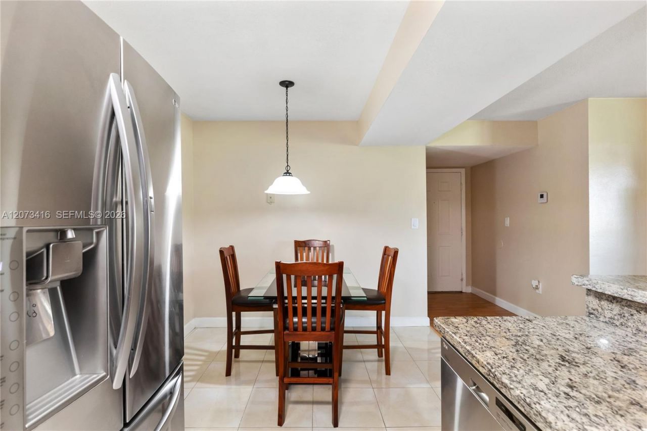400 Palm Cir W , Unit 208, Pembroke Pines, FL 33025 Photo