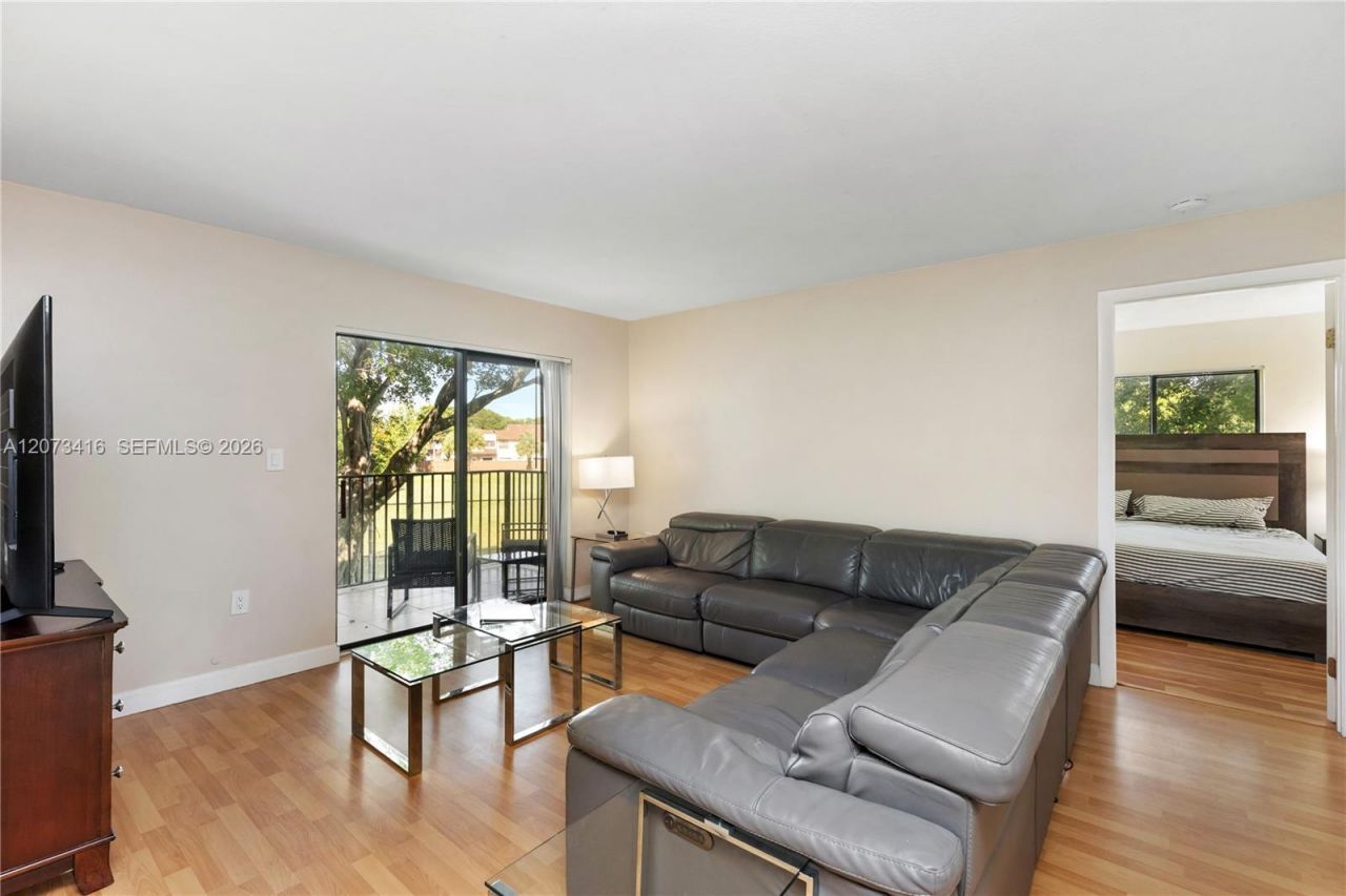 400 Palm Cir W , Unit 208, Pembroke Pines, FL 33025 Photo