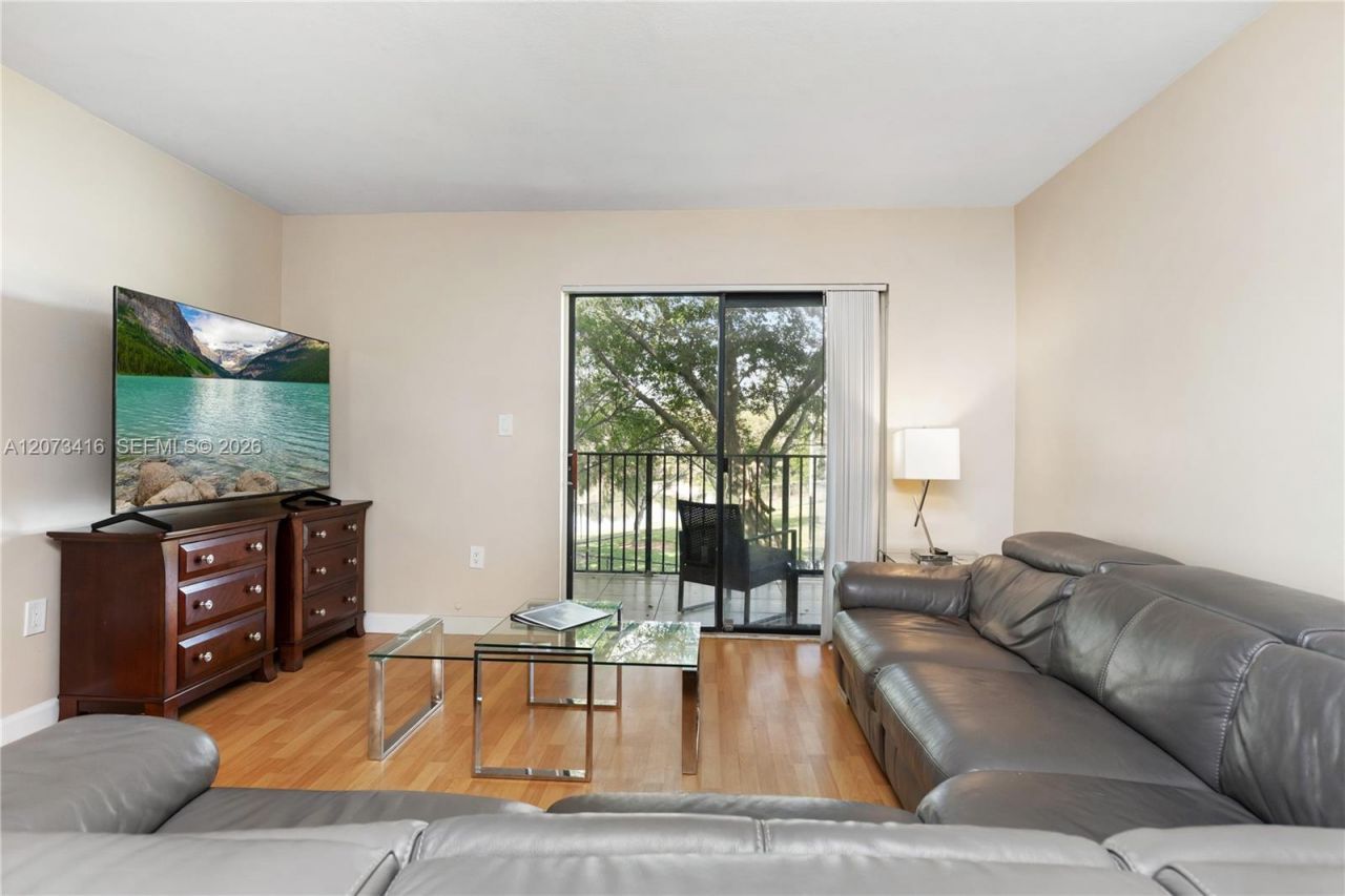 400 Palm Cir W , Unit 208, Pembroke Pines, FL 33025 Photo