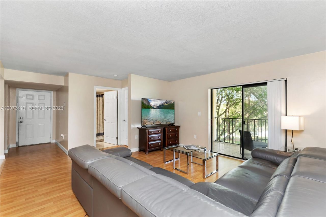 400 Palm Cir W , Unit 208, Pembroke Pines, FL 33025 Photo