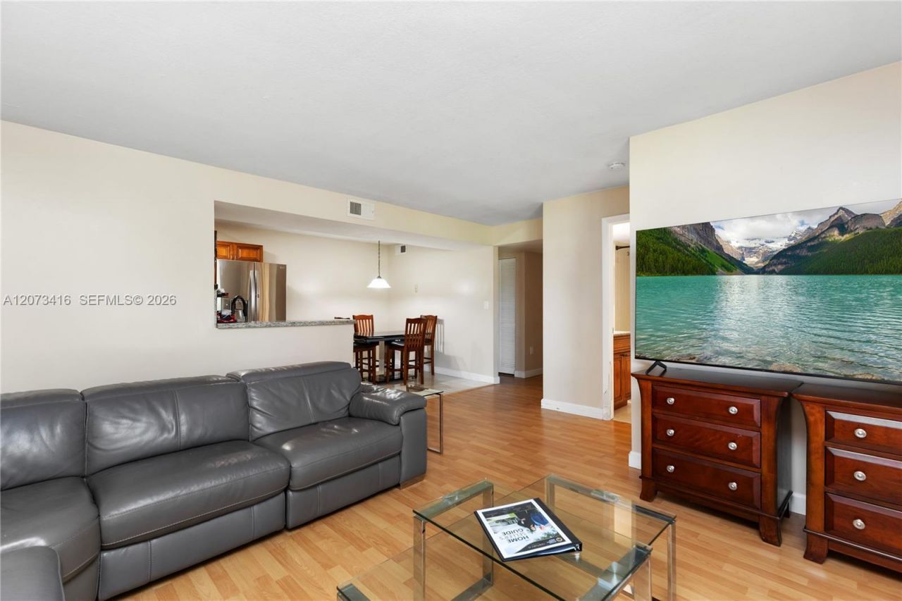 400 Palm Cir W , Unit 208, Pembroke Pines, FL 33025 Photo