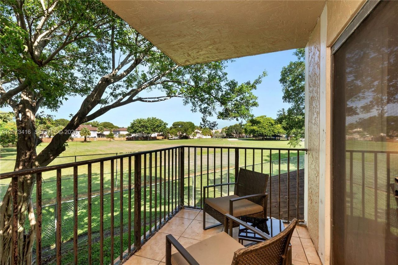 400 Palm Cir W , Unit 208, Pembroke Pines, FL 33025 Photo