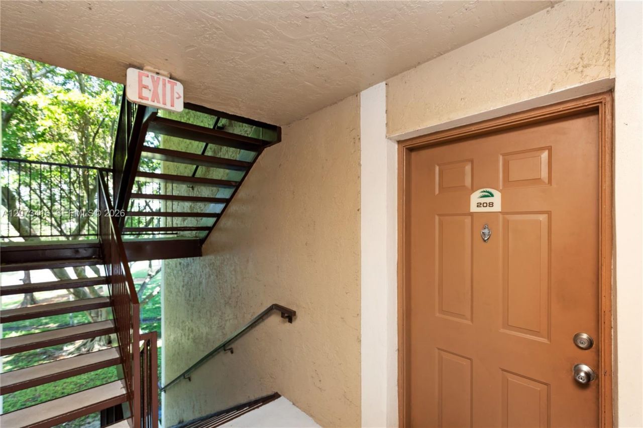 400 Palm Cir W , Unit 208, Pembroke Pines, FL 33025 Photo