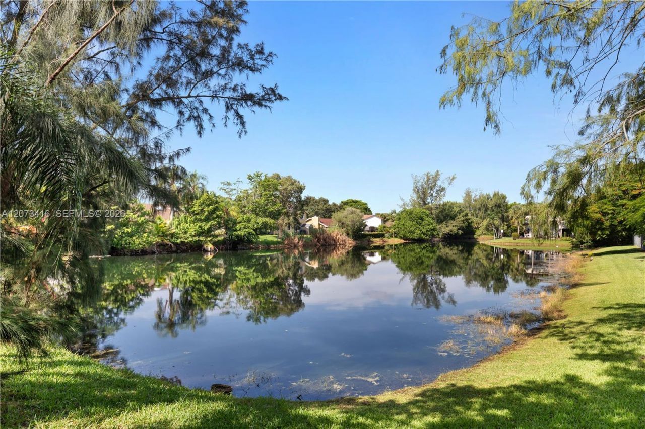 400 Palm Cir W , Unit 208, Pembroke Pines, FL 33025 Photo