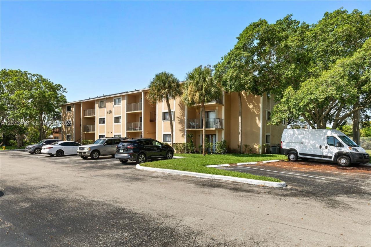 400 Palm Cir W , Unit 208, Pembroke Pines, FL 33025 Photo
