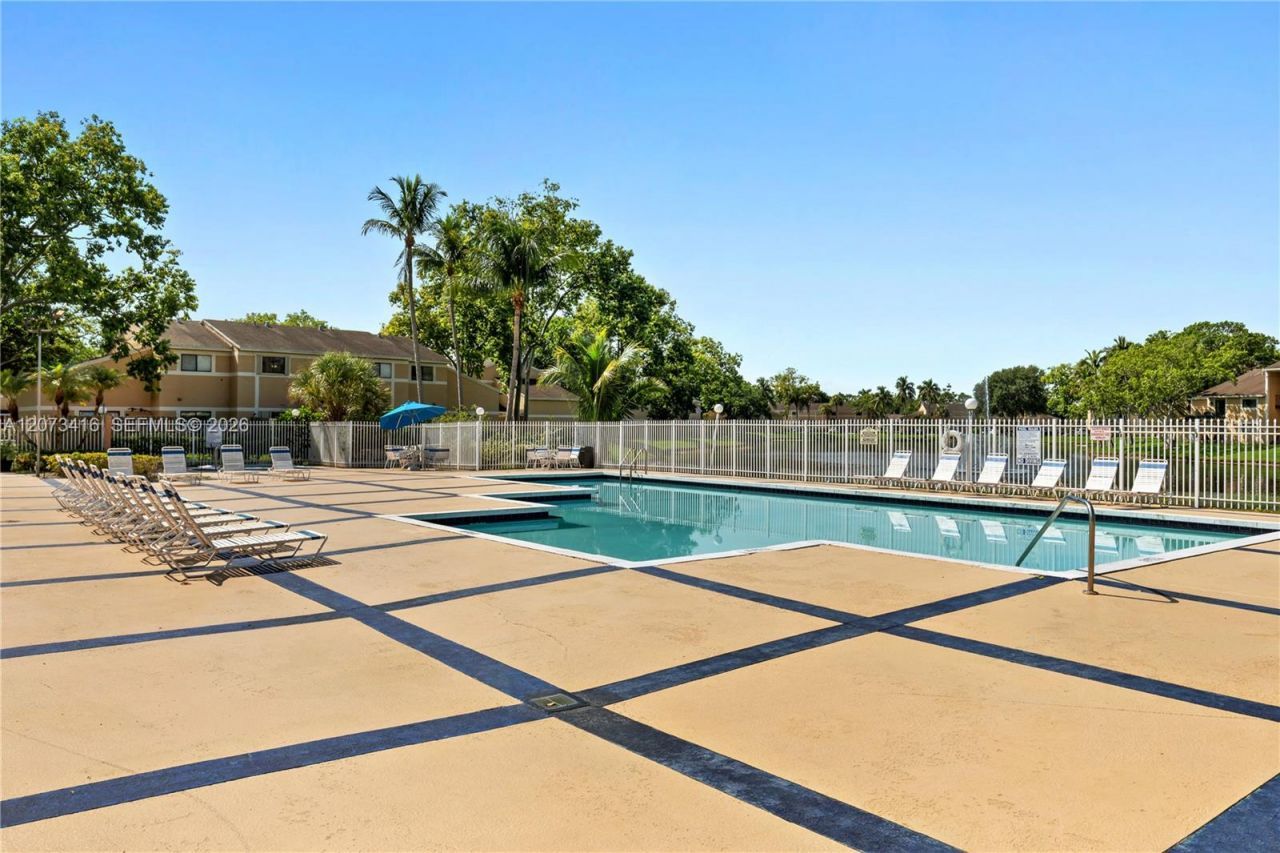 400 Palm Cir W , Unit 208, Pembroke Pines, FL 33025 Photo