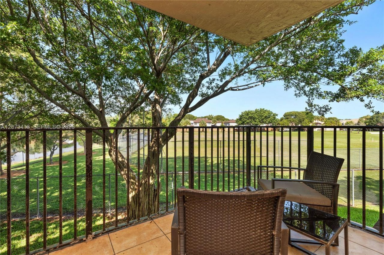 400 Palm Cir W , Unit 208, Pembroke Pines, FL 33025 Photo