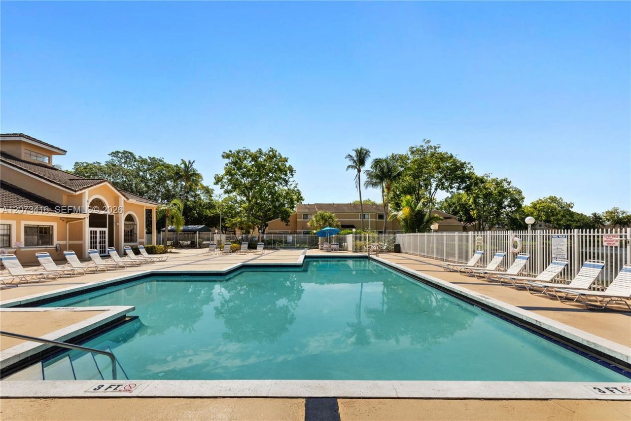 400 Palm Cir W , Unit 208, Pembroke Pines, FL 33025 Photo