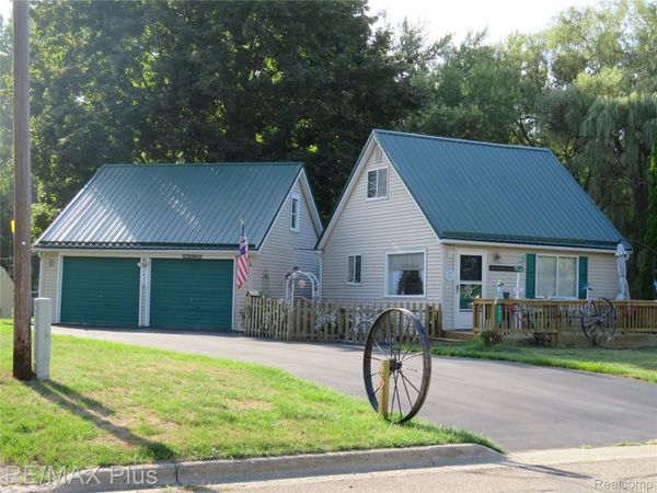 2433 Stockbridge Avenue , Burton, Mi 48509