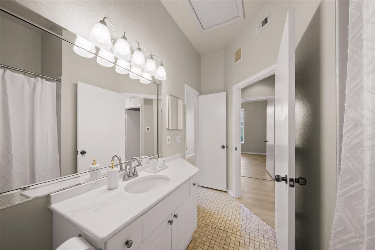 5152 Northridge Road, Unit 304, Sarasota, FL 34238 Photo