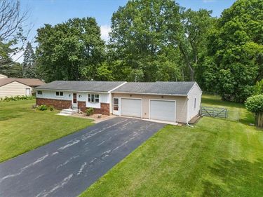 17 Briarwood Lane , Fairport, NY 14450