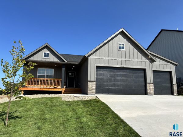 2608 S Copper Creek Ave, Sioux Falls, SD 57110