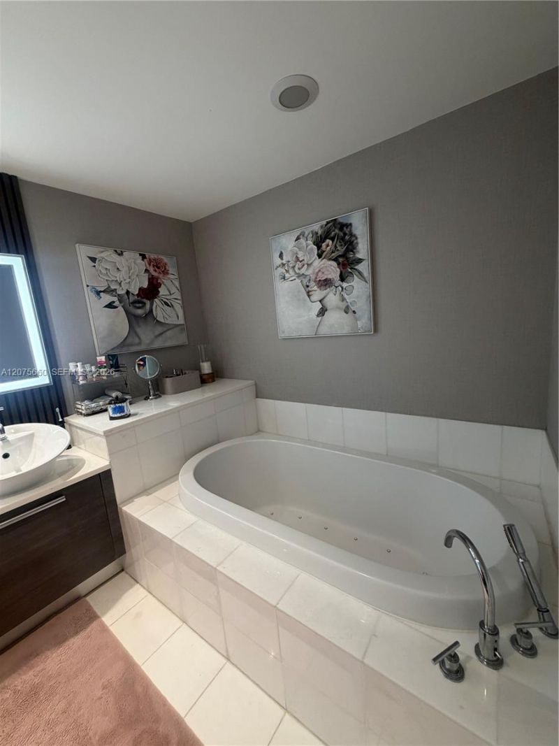 2950 NE 188th St , Unit 325, Aventura, FL 33180 Photo