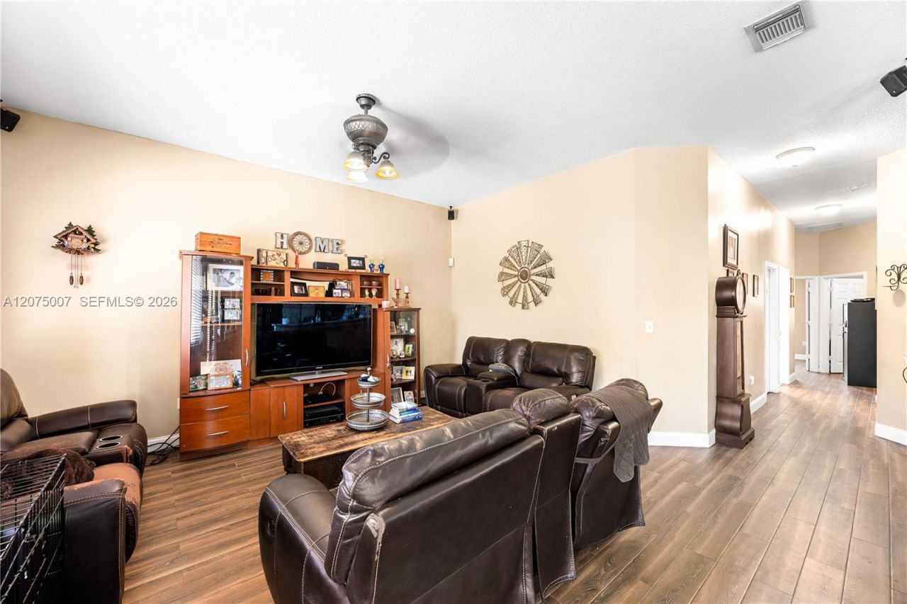 20562 SW 324 St, Homestead, FL 33030 Photo