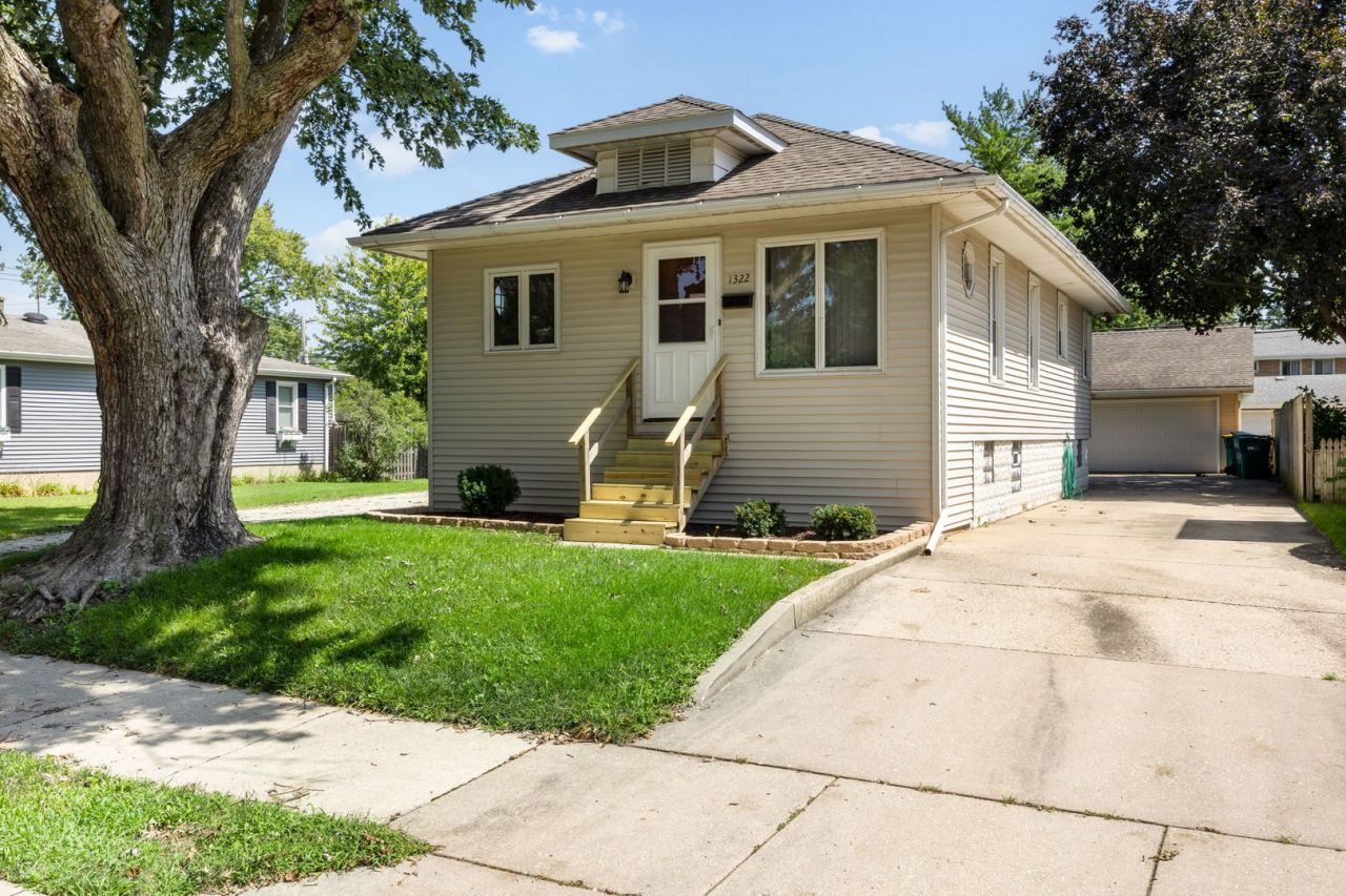 1322 N Prairie Avenue, Joliet, IL 60435 Main Photo