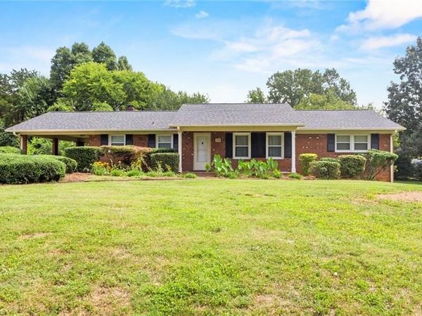229 Farmbrooke Lane , Winston-Salem, NC 27127