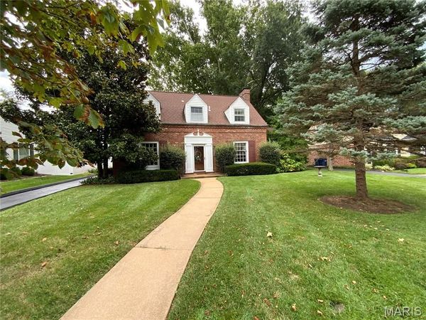 6 Hawthorne Court, Oakland, MO 63122
