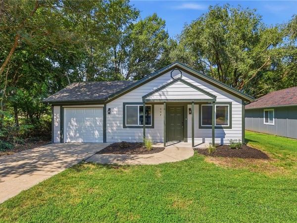 607 N Chestnut Street, Olathe, KS 66061