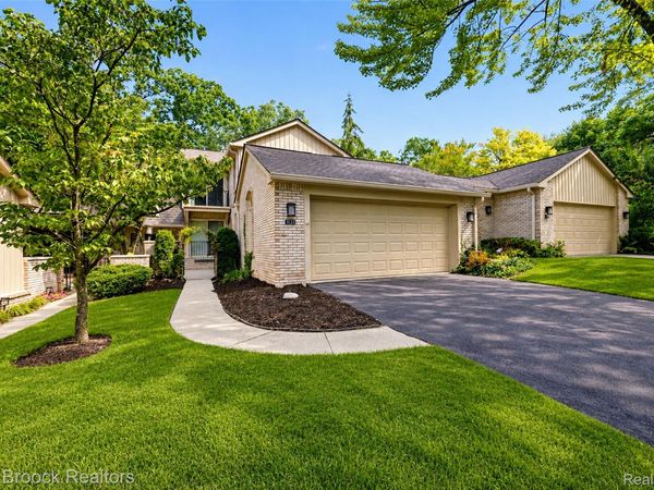 1131 Hillpointe Circle, Bloomfield Township, Mi 48304