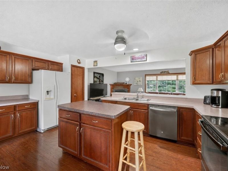 15826 Falmouth Oval, Middleburg Heights, OH 44130 Photo 4