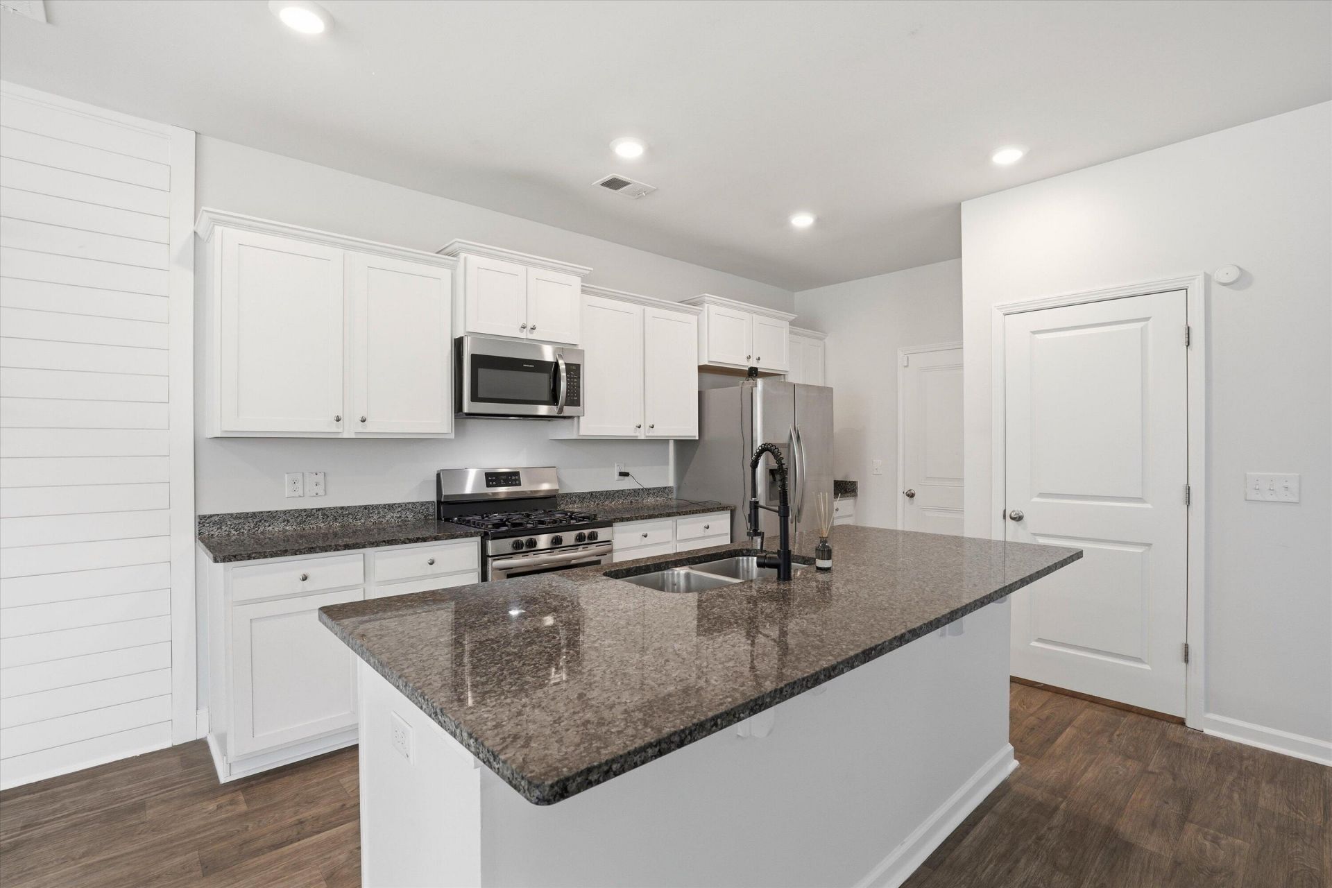9773 Roseberry Street Photo 10